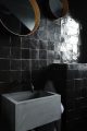 Badrumsinspiration - Badrum med svart kakel och betongtvättställ