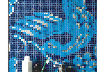 Badrumsinspiration - Blå mosaik på gästtoalett