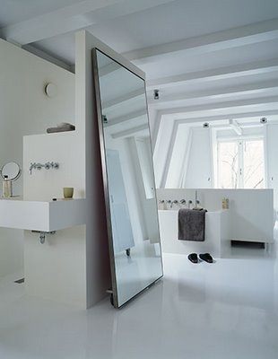 Badrumsinspiration - Vitt minimalistiskt badrum