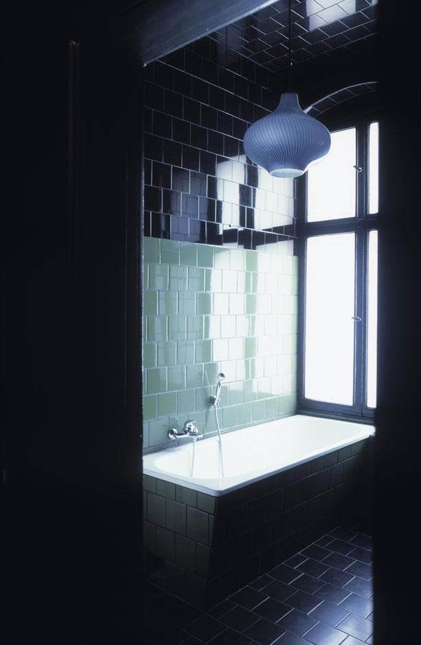 badrumsinspiration svart turkost badrum inbyggt badkar x plattor badrumsdrommar