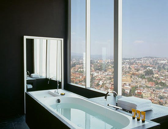 Badrumsinspiration - Svart badrum med utsikt på hotell