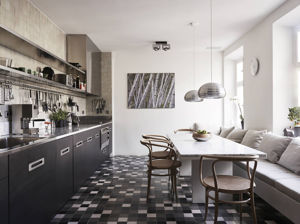 badrumsinspiration badrum inspiration hemma hos filippa k kok rostfritt stal zellige tiles thonet stol rotting platsbyggd soffa carrara matbord foto fredrik boukari wrede badrumsdrommar