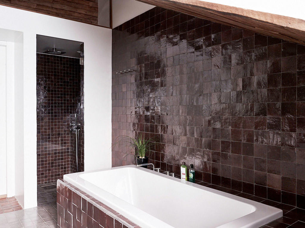 badrumsinspiration badrum inspiration hemma hos filippa k zellige tiles borstad stal blandare dusch nisch inbyggt badkar foto fredrik boukari wrede badrumsdrommar