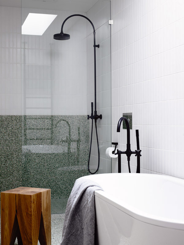 badrumsinspiration fristaende badkar svarta blandare trapall gron mosaik terrazzo justin jeanne roebert derek swalwell badrumsdrommar