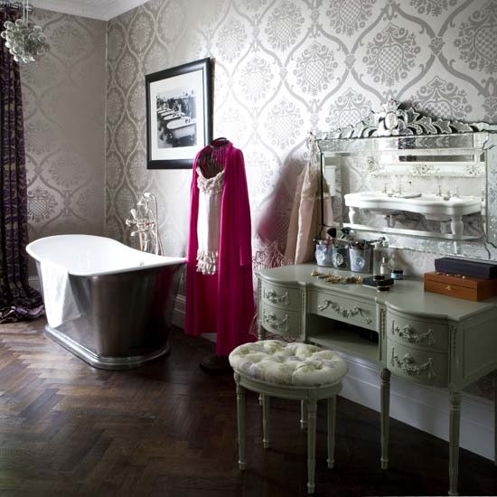 badrumsinspiration boudoir badrum inspiration badkar pa sockel vikvagg rosor tapet badrumsfonster sminkbord romantiskt badrum badrumsdrommar