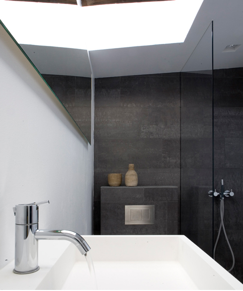 badrumsinspiration gra badrum inspiration granitkeramik tvattstall takfonster takbalkar norm architects cph fredgaard loft badrumsdrommar