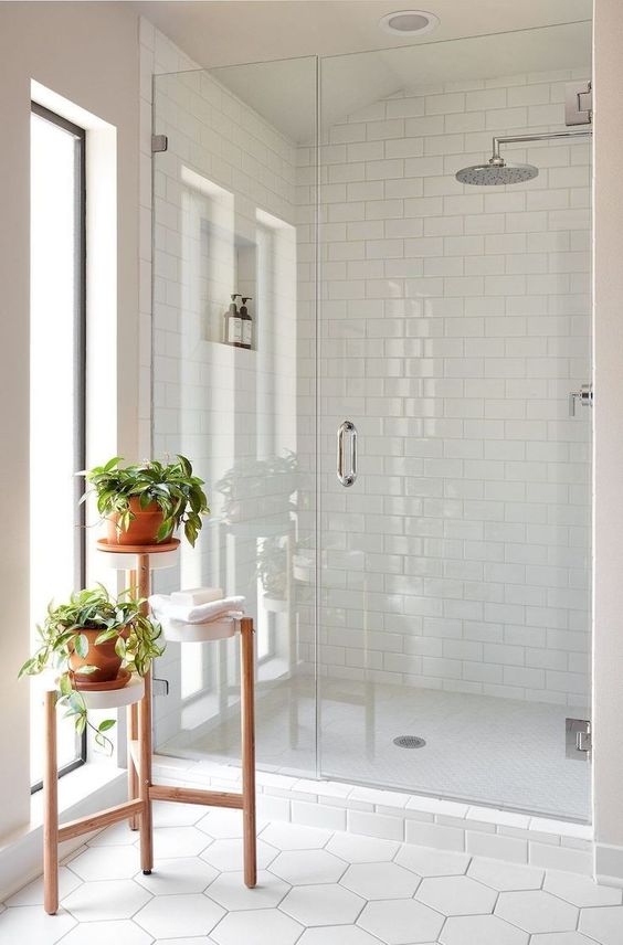 badrumsinspiration vaxter i badrum gullranka rhexagon badrumsgolv dusch bathroom inspo badrumsdrommar