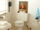 Eklektiskt vitt badrum med konst, stilleben och komatta