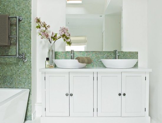 Badrumsinspiration - Romantiskt och lantligt badrum med grön mosaik och vitt golv.