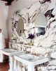 Badrumsinspiration - Flödig marmor i badrum med badtunna, duschvägg i krom, fristående badkar, dubbla tvättställ på fot, oval spegel i Seldorf East Village Townhouse, New York
