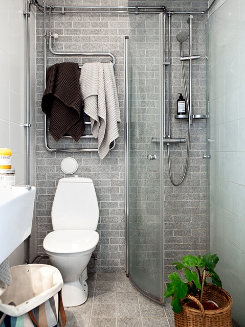 Badrumsinspiration - Badrum med utanpåliggande rör i standardutförande för duschväggar.
