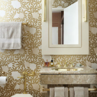 Badrumsinspiration - badrum inspiration guld tapet gasttoalett massing guld detaljer marmor photo jessica lagrange modern home decor badrumsdrommar