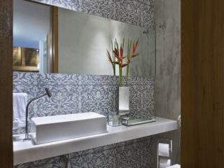 Badrumsinspiration - Badrum i betong och marmor med blå mönstrade kakel som fondvägg