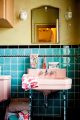 Badrumsinspiration - Retrobadrum från 1950-tal med turkos kakel och rosa tvättställ
