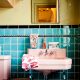 Badrumsinspiration - Retrobadrum från 1950-tal med turkos kakel och rosa tvättställ