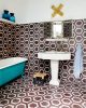 Badrumsinspiration - Eklektiskt 1970tals badrum med hexagon klinker, tvättställ på fot och turkost tassbadkar