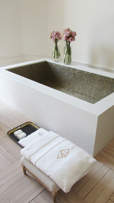 spanskt badrum med inbyggt badkar i guldmosaik_badrumsdrömmar