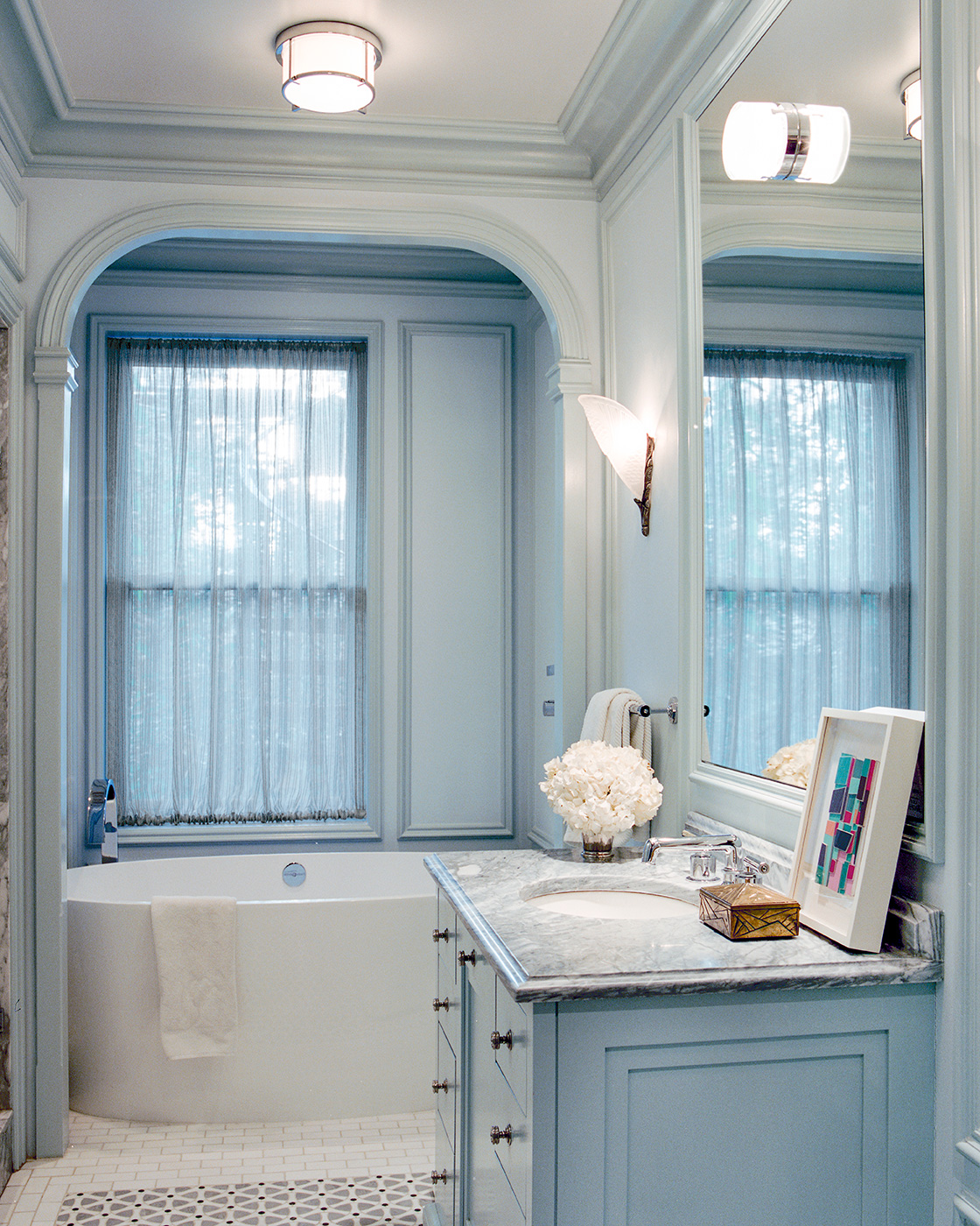Badrumsinspiration: Gråblått badrum med vackra snickerier
