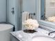 Badrumsinspiration - badrum inspiration ljusblått foto Sean Litchfield tvättställ marmor