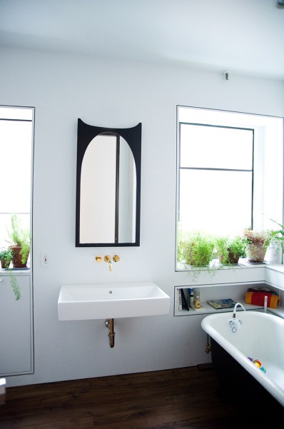 Badrumsinspiration - retro badrum med marmor, mässing och svart tassbadkar i New York 1950tal