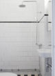 badrumsinspiration standard badrum vittx kakel halvforband ljusgra fog schackrutigt badrumsgolv foto stadshem badrumsdrommar