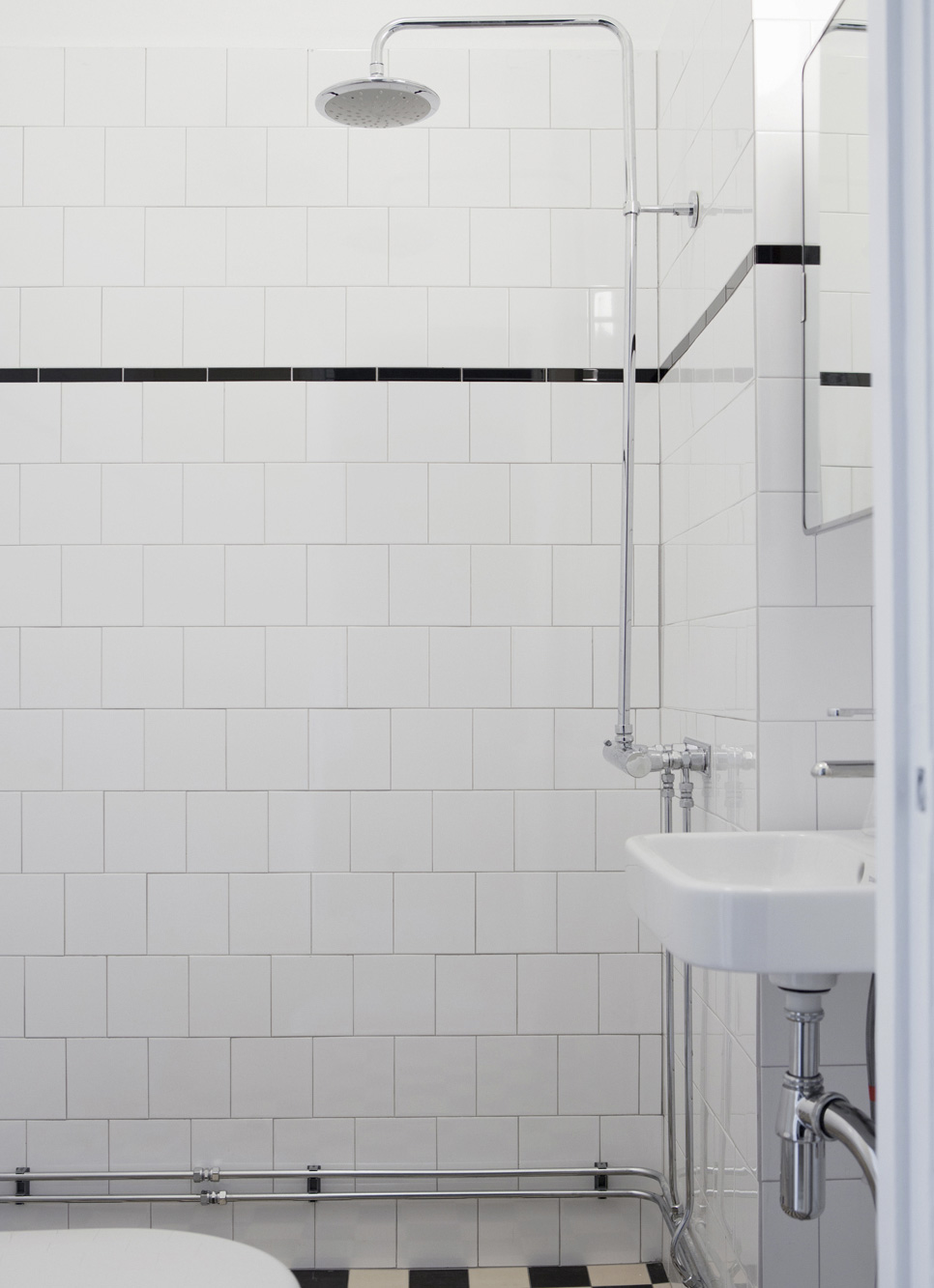 badrumsinspiration standard badrum vittx kakel halvforband ljusgra fog schackrutigt badrumsgolv foto stadshem badrumsdrommar