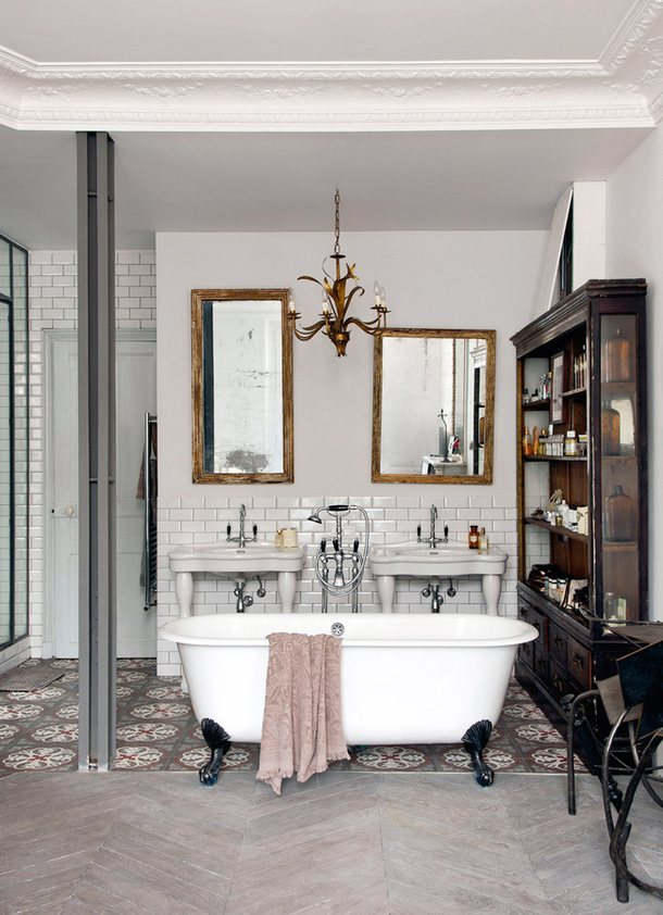 Badrumsinspiration - Vintagebadrum med tassbadkar i Paris.