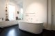 Badrumsinspiration - stort badrum med badkar och platsbyggda badrumsmöbler i townhouse New York