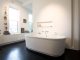 Badrumsinspiration - stort badrum med badkar och platsbyggda badrumsmöbler i townhouse New York