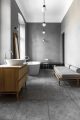 Badrumsinspiration - grå tadelakt badrum i Berlin med badrumsmöbel i ek