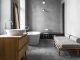 Badrumsinspiration - grå tadelakt badrum i Berlin med badrumsmöbel i ek