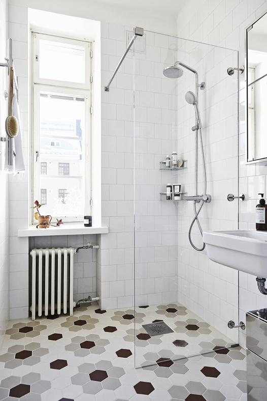 hemma-hos-Joanna Laajisto_foto-Mikko-Ryhanen_via_Lovely-life_badrum_inspiration_hexagon_vitt15x15_Helsingfors