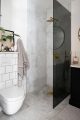 Litet badrum i vitt 15x15, carrara marmor, mässing och svart badrumsmöbel.