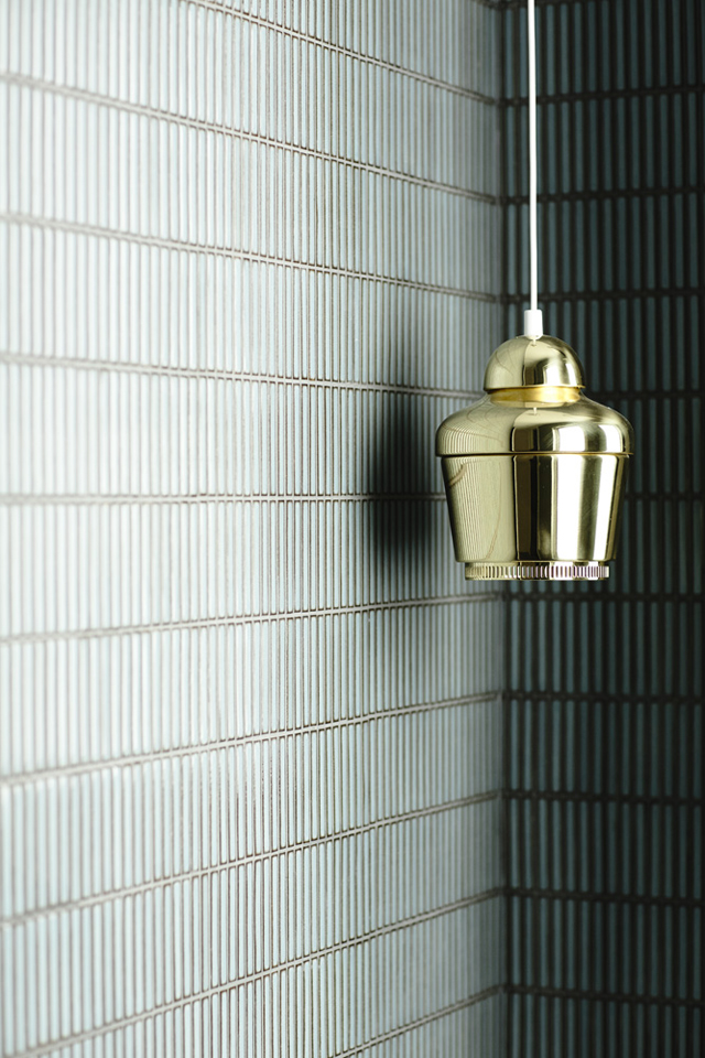 Badrumsinspiration - Gästtoalett med juramarmor och stavmosaik. Lampa av Alvar Aalto.