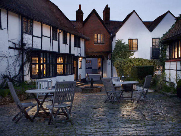 badrumsinspiration_english-country-side-bathroominspo_svart-tassbadkar_ilse-crawford_the-crown-amersham-_badrumsdrommar_exterior