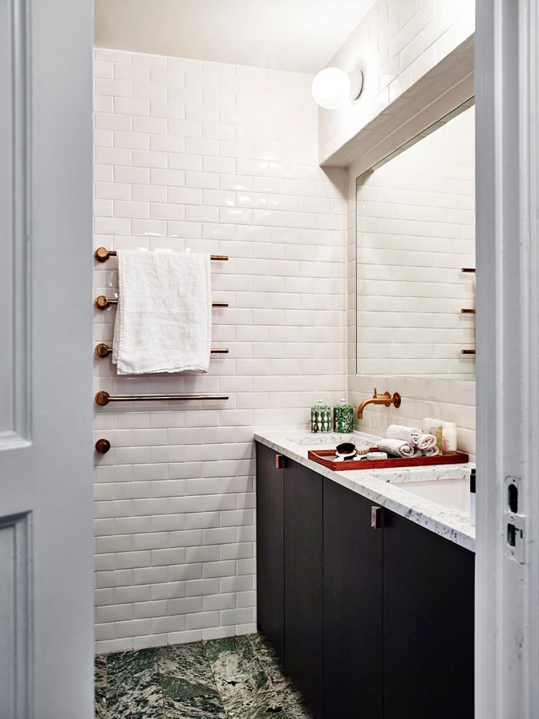 badrumsinspiration gron kolmardsmarmor vita vaggar foto andrea papini elle decoration badrumsdrommar