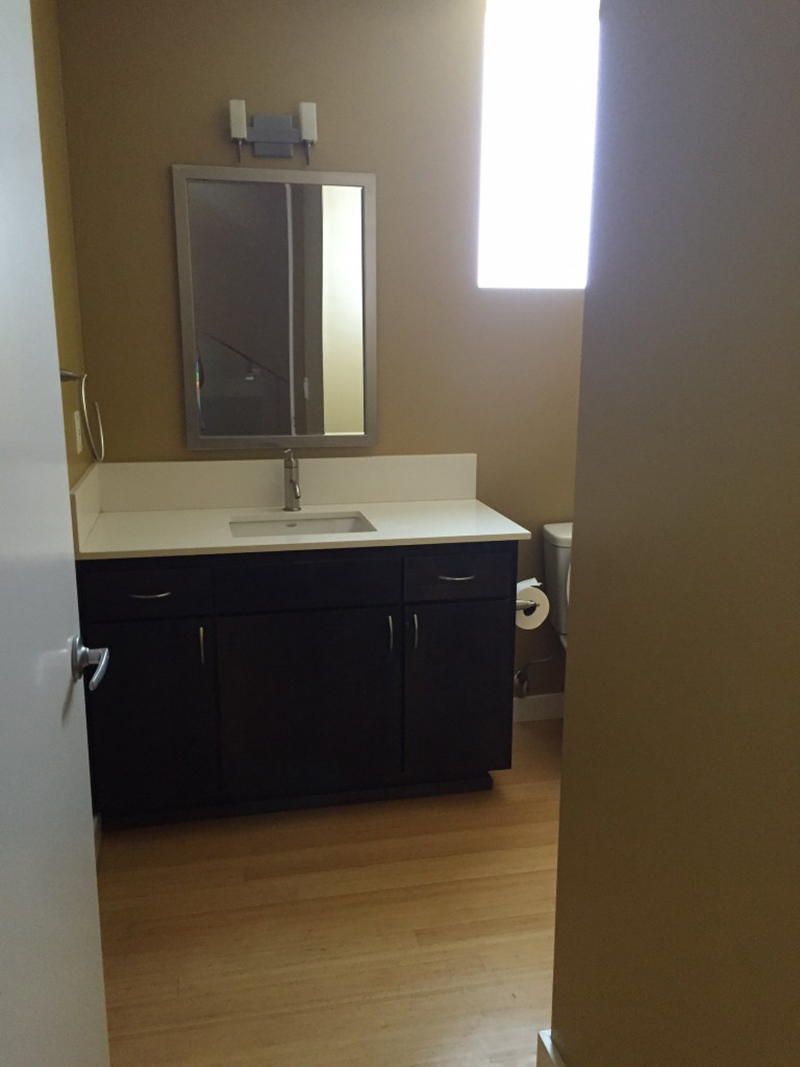 badrum-fore_small-bathroom-before_badrumsrenovering_amber-interior-design_badrumsdrommar