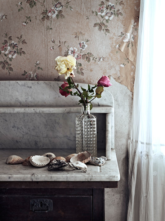 Badrumsinspiration - badrum inspiration lantligt badkar aterbruk byggnadsvard marmor skank foto Jonas Ingerstedt via barnebys interior badrumsdrommar
