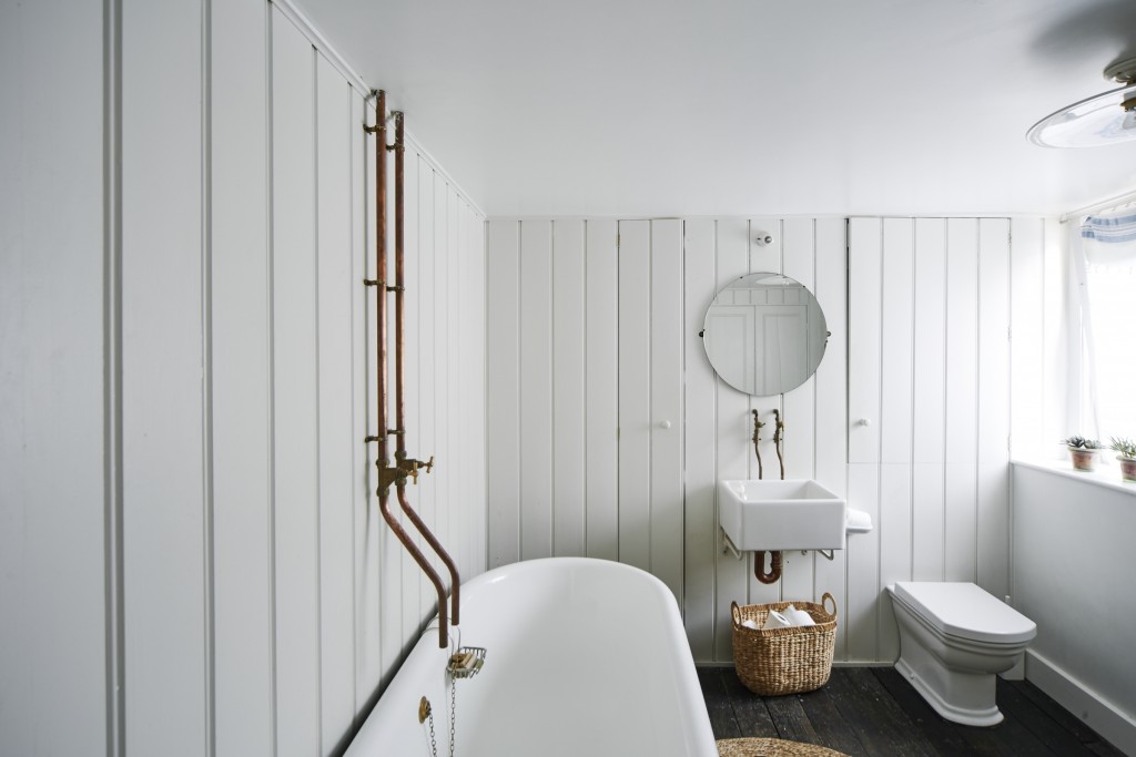 badrum-inspiration_shaker-bathroom_kopparror_parlspont_byggnadsvard_niki-turner_foto-matt-lincoln_via-remodelista_badrumsdrommar