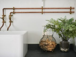 Badrumsinspiration - badrum inspiration shaker bathroom kopparror parlspont byggnadsvard niki turner foto matt lincoln via remodelista badrumsdrommar 2