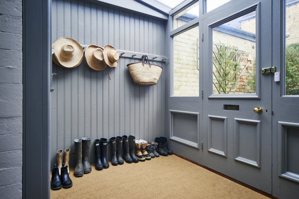 badrum-inspiration_shaker-bathroom_kopparror_parlspont_byggnadsvard_niki-turner_foto-matt-lincoln_via-remodelista_badrumsdrommar_interior