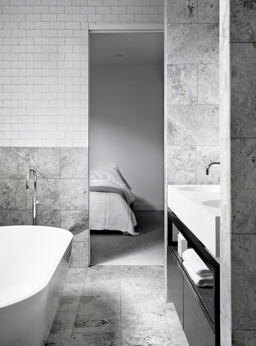 gra-badrum_inspiration_bathroom_carrara_vitt-kakel-halvforband_vit-fog_photo_sharyn-cairns_mim-design_badrumsdrommar_badkar_halvkaklat_dusch