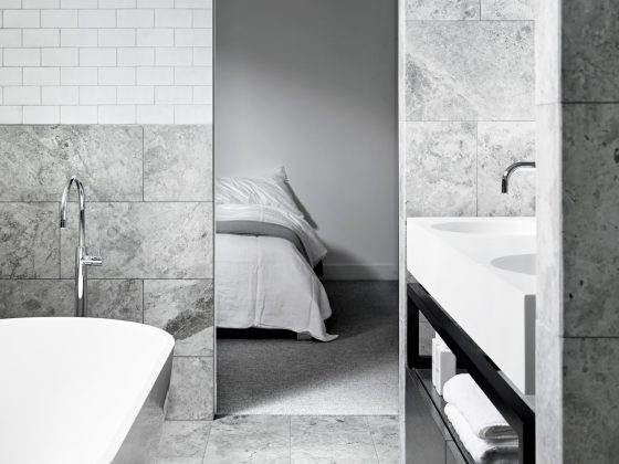 Badrumsinspiration - grå badrum inspiration bathroom carrara vitt kakel halvförband vit fog photo Sharyn Cairns Mim Design badrumsdrömmar badkar halvkaklat feature 2