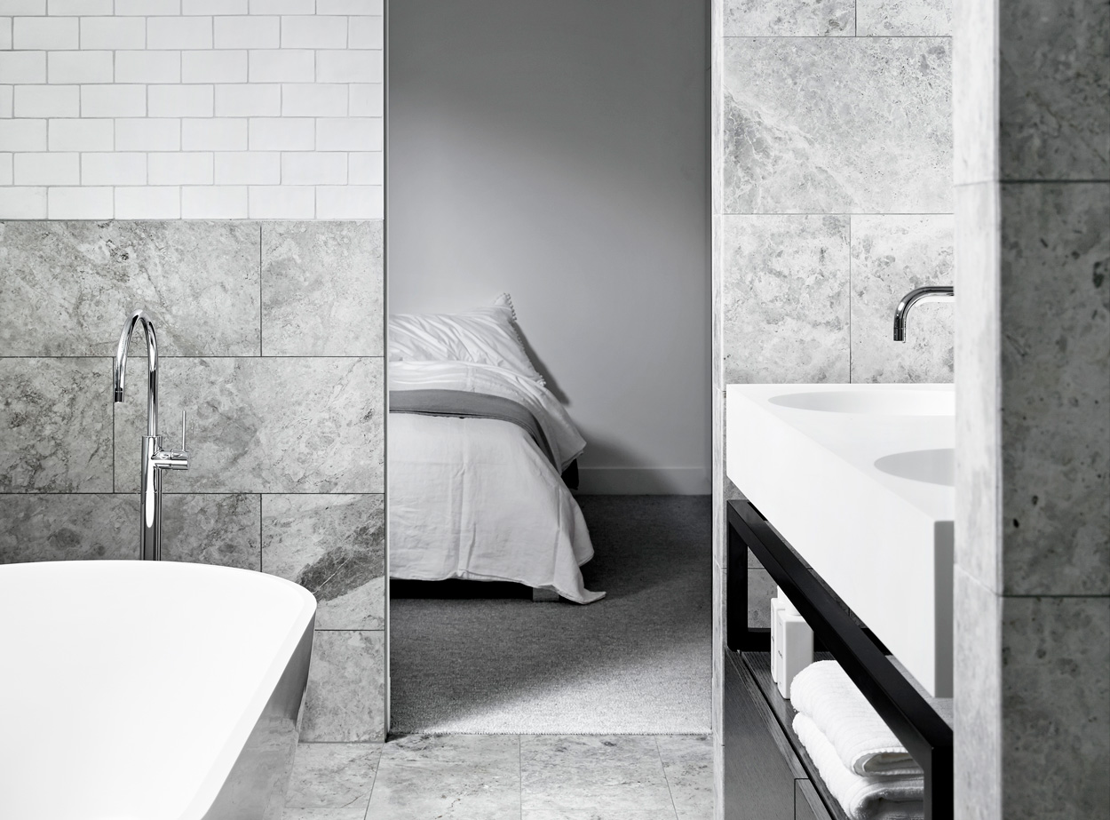 Badrumsinspiration - grå badrum inspiration bathroom carrara vitt kakel halvförband vit fog photo Sharyn Cairns Mim Design badrumsdrömmar badkar halvkaklat feature 2