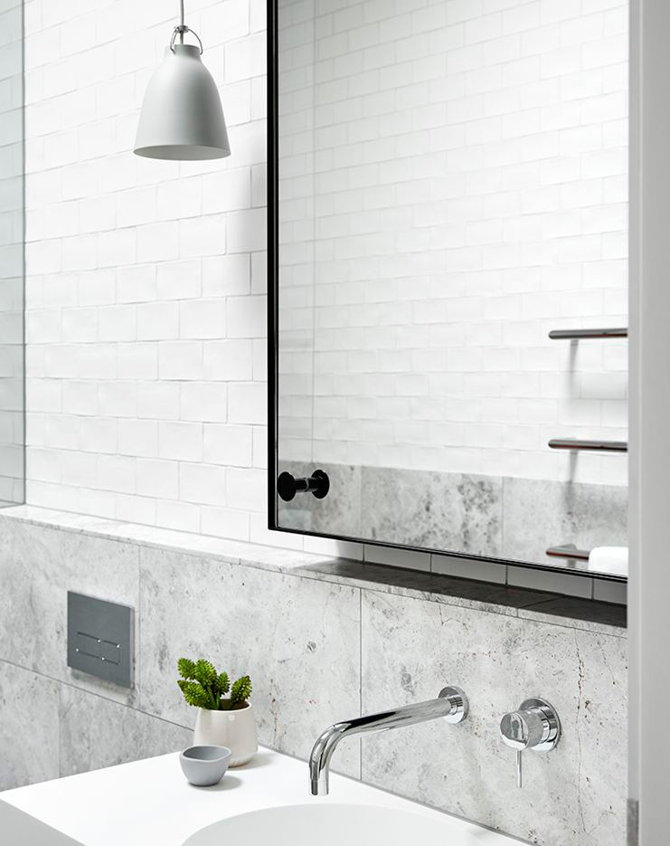 gra-badrum_inspiration_bathroom_carrara_vitt-kakel-halvforband_vit-fog_photo_sharyn-cairns_mim-design_badrumsdrommar_tvattstall-spegelskap_halvkaklat_2