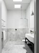 gra-badrum_inspiration_bathroom_carrara_vitt-kakel-halvforband_vit-fog_photo_sharyn-cairns_mim-design_badrumsdrommar_dusch_halvkaklat