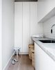 gra-badrum_inspiration_bathroom_carrara_vitt-kakel-halvforband_vit-fog_photo_sharyn-cairns_mim-design_badrumsdrommar_tvattstuga_forvaring