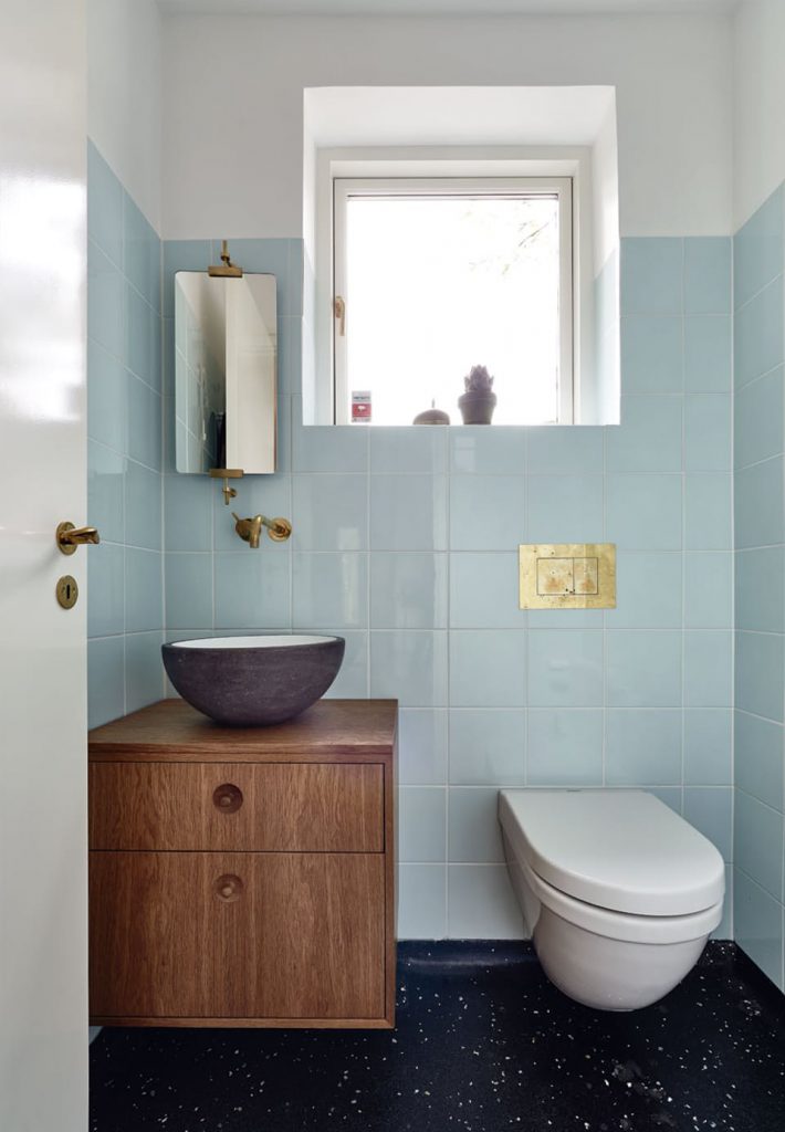 Badrumsinspiration - badrum inspiration gasttoalett ljusbla massing foto gert skærlund andersen bo bedre badrumsdrommar