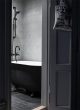 Badrumsinspiration - badrum med inbyggda rör och badkarsblandare med täckkåpor.