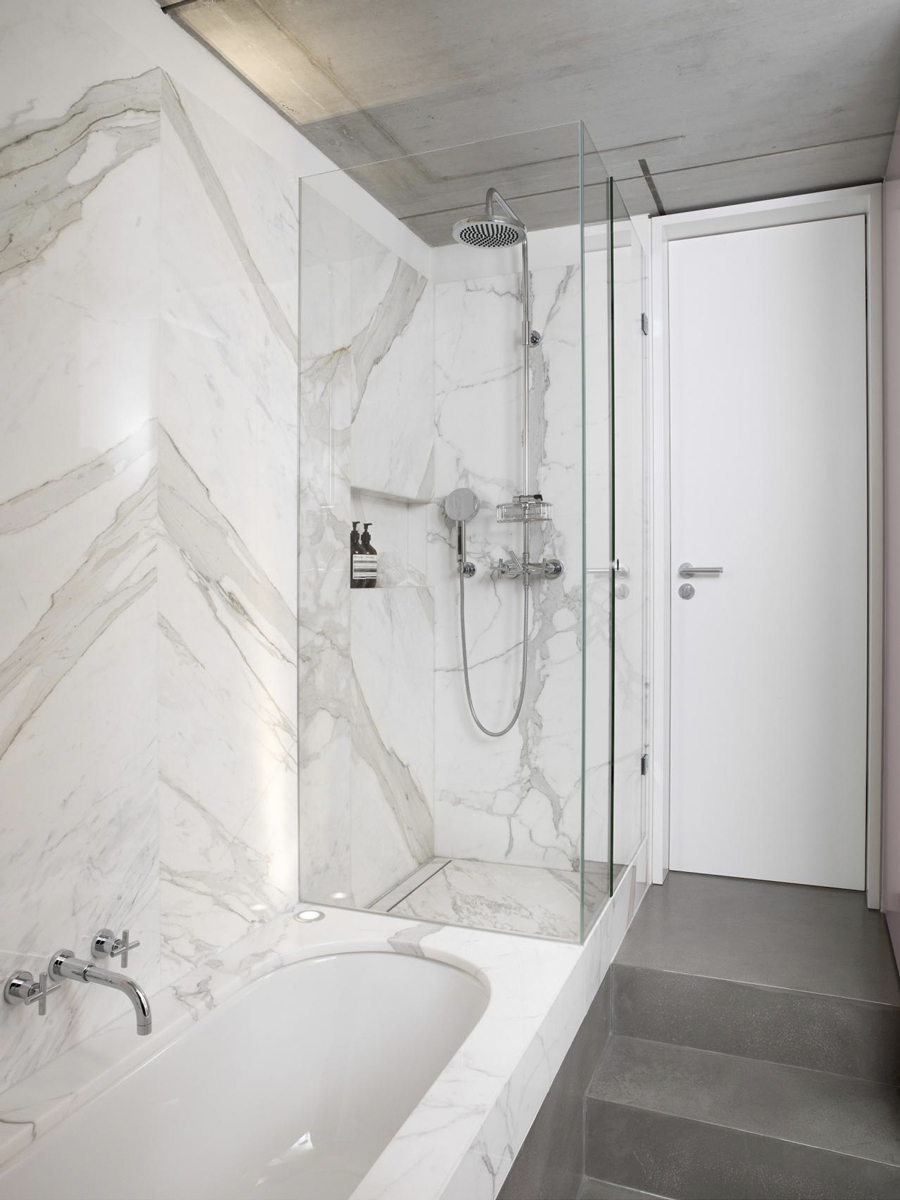 badrumsinspiration betong badrum marmor dusch inbyggt badkar bathroom inspo bruzkus batek architects photo jens bosenberg badrumsdrommar